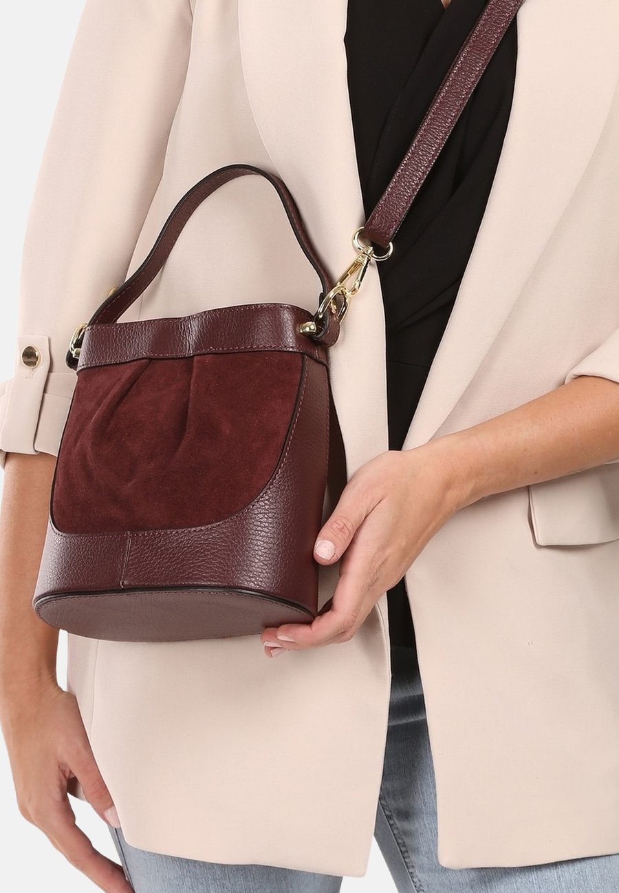 Сумка DrachenLeder Handbag, Dunkelrot/Dark Red
Сумка DrachenLeder Handbag, Dunkelrot/Dark Red