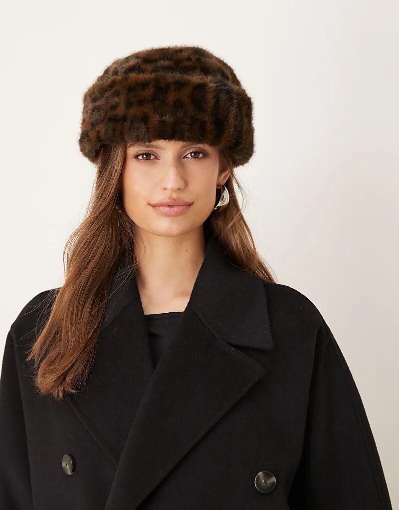 Шапка-бини из искусственного меха с леопардовым принтом от My Accessories
Шапка-бини из искусственного меха с леопардовым принтом от My Accessories