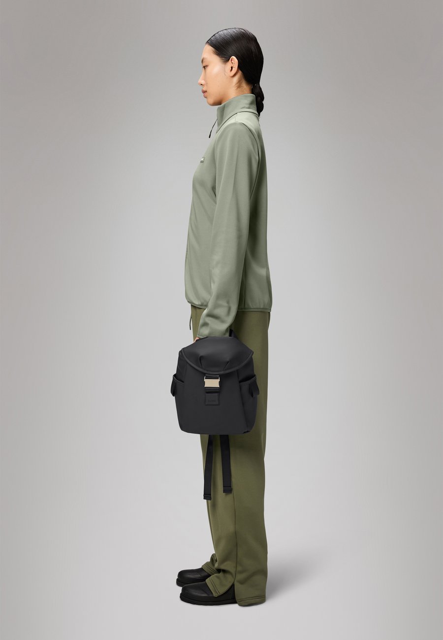 Рюкзак Rains VALERA BUCKET BACKPACK MINI UNISEX, Black
Рюкзак Rains VALERA BUCKET BACKPACK MINI UNISEX, Black