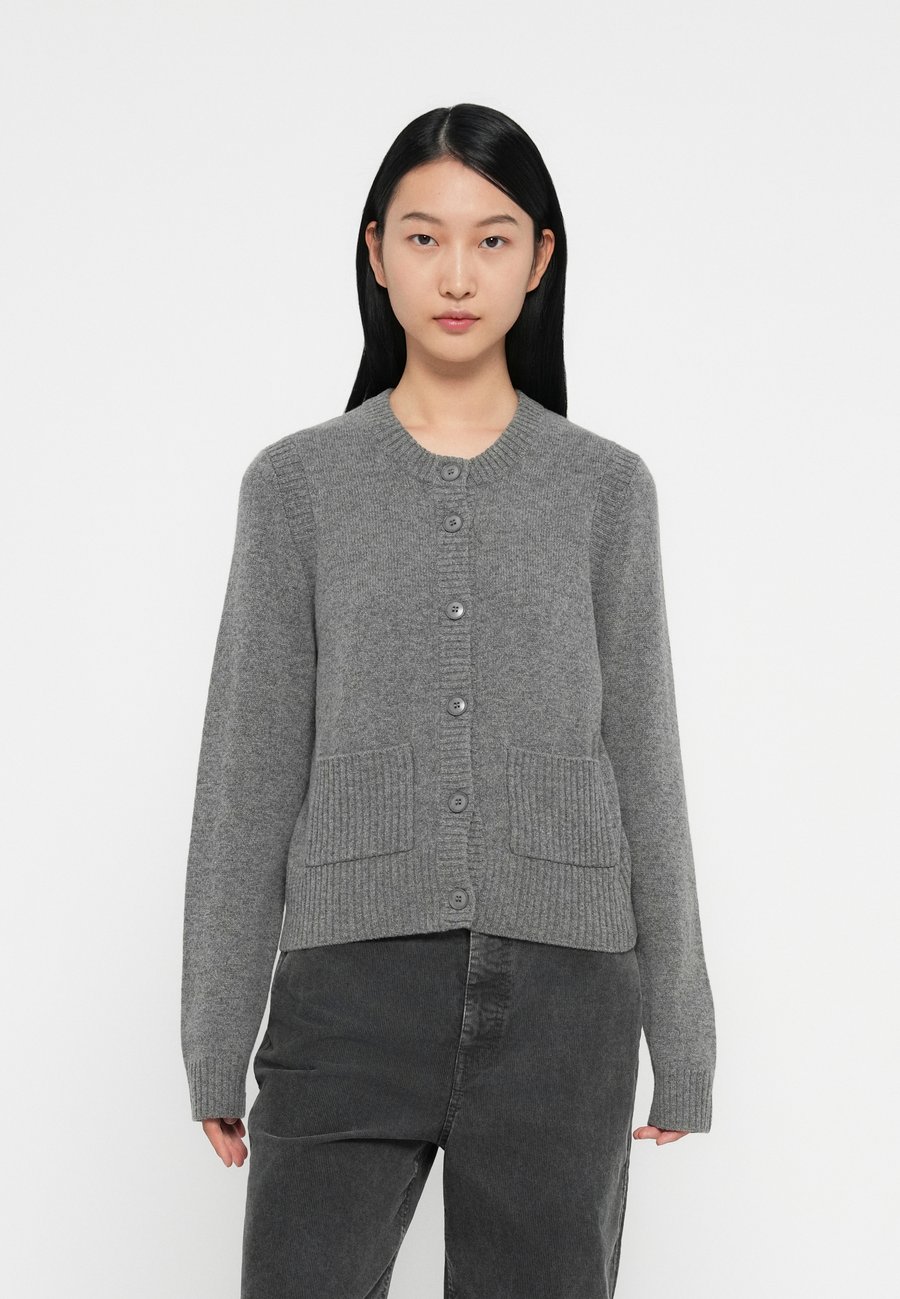 Кардиган Samsøe Samsøe ELIF CARDIGAN, Dark Grey /Dark Grey
Кардиган Samsøe Samsøe ELIF CARDIGAN, Dark Grey /Dark Grey