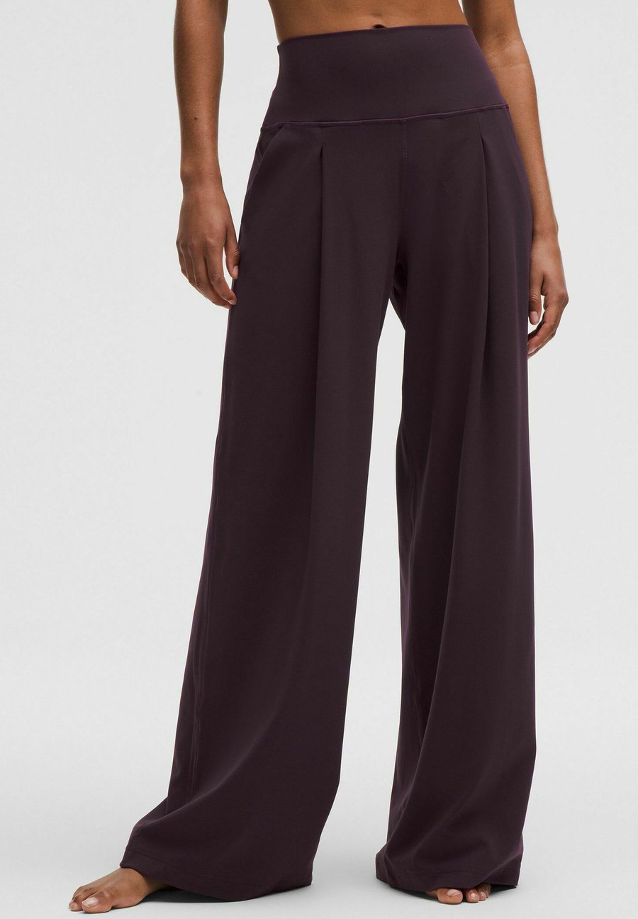 Брюки lululemon Trousers, Black Plum/Red
Брюки lululemon Trousers, Black Plum/Red