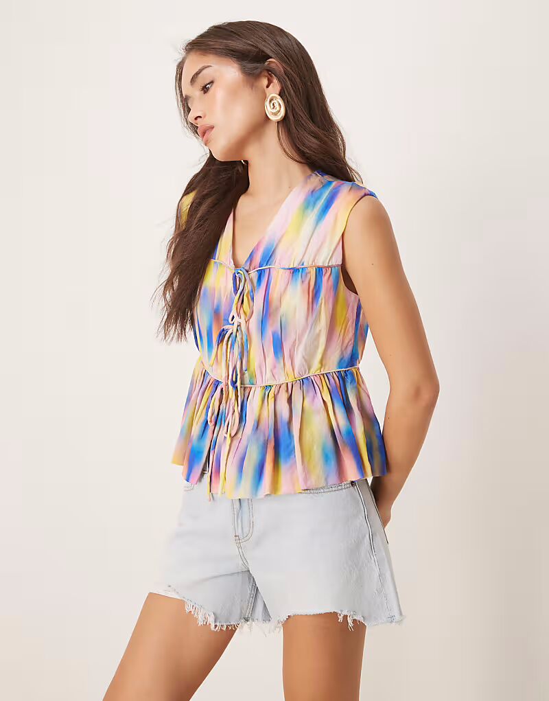 Топ без рукавов YAS с завязками спереди и разноцветным принтом в виде пятен
Топ без рукавов YAS с завязками спереди и разноцветным принтом в виде пятен