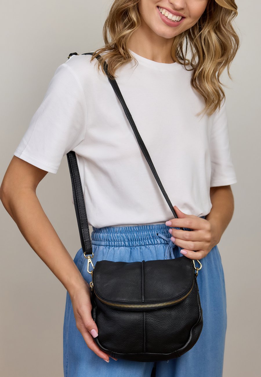 Сумка кросс-боди Gusti Leder ISELIN, Schwarz/Black
Сумка кросс-боди Gusti Leder ISELIN, Schwarz/Black