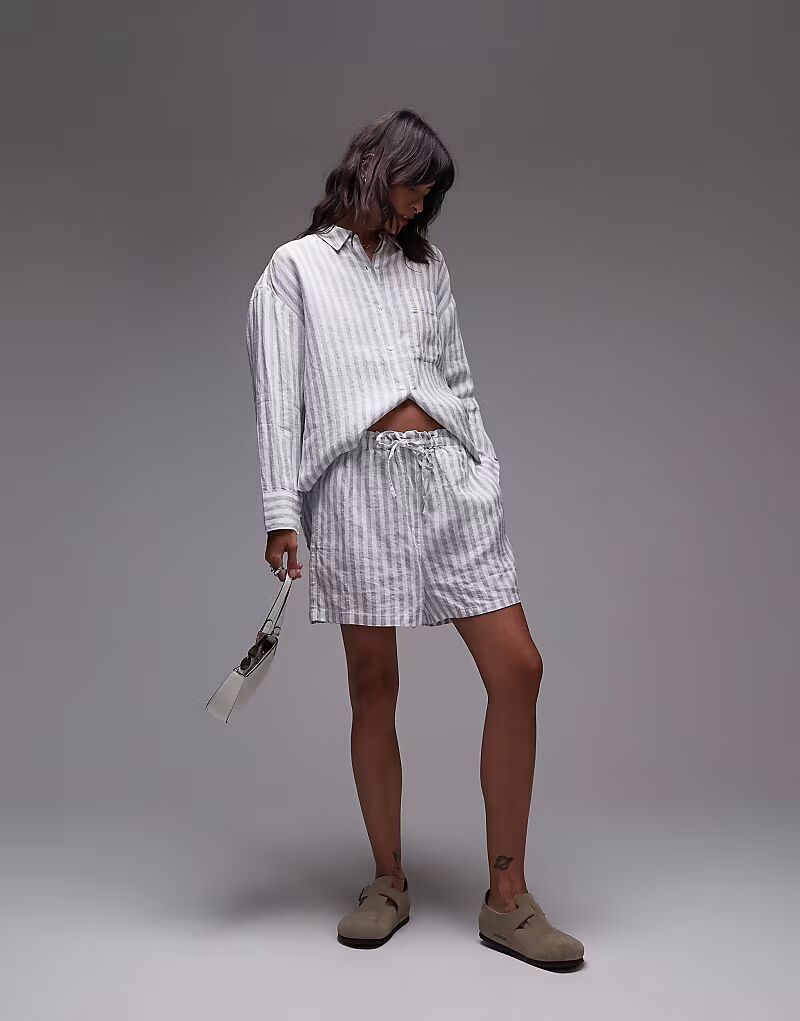 Широкие шорты Tommy Hilfiger Pure из чистого льна бежевого цвета
Широкие шорты Tommy Hilfiger Pure из чистого льна бежевого цвета