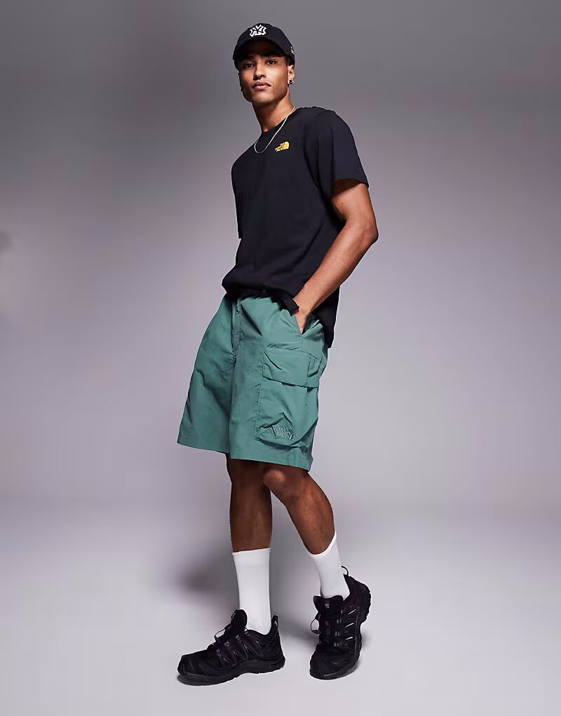 Шорты North Face с логотипом и карманом-карго зеленого цвета The North Face 
Шорты North Face с логотипом и карманом-карго зеленого цвета The North Face