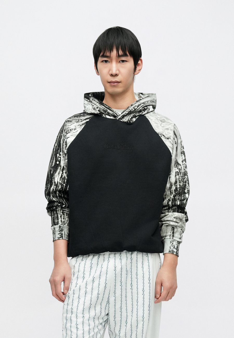 Худи Carlo Colucci DRIP HOODIE , Black/Grey/Black
Худи Carlo Colucci DRIP HOODIE , Black/Grey/Black