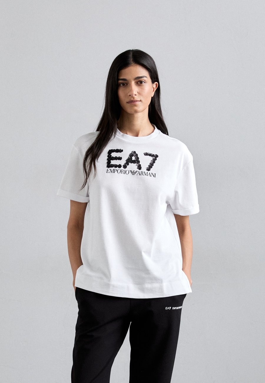 Футболка EA7 Emporio Armani Print T-shirt, White Alyssum/White
Футболка EA7 Emporio Armani Print T-shirt, White Alyssum/White