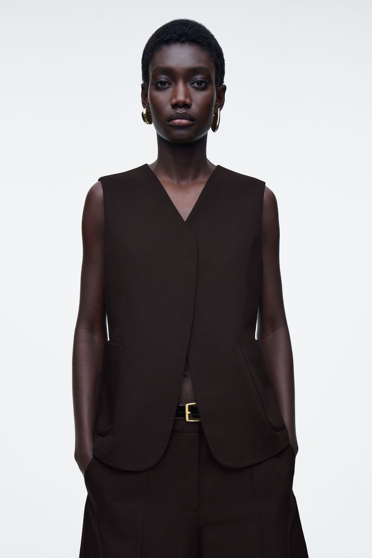 Жилет с запахом из льна COS, темно-коричневый
Жилет с запахом из льна COS, темно-коричневый