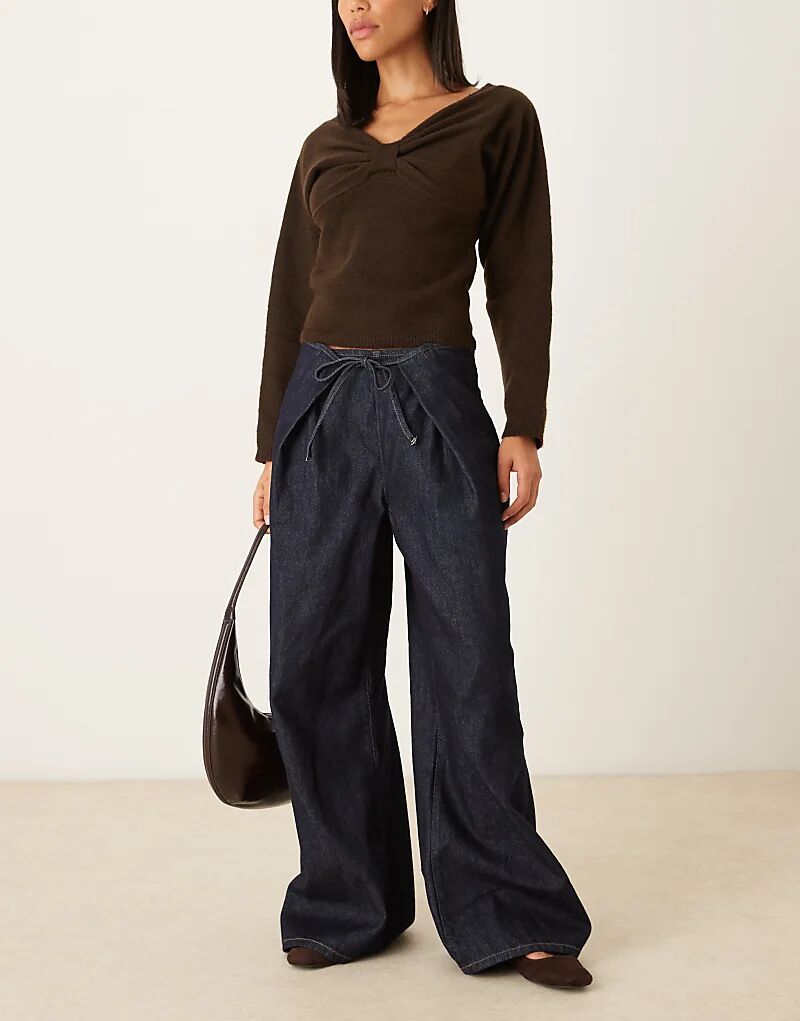 Папка-тоут ASOS DESIGN поверх джинсов с завязкой на талии цвета индиго
Папка-тоут ASOS DESIGN поверх джинсов с завязкой на талии цвета индиго