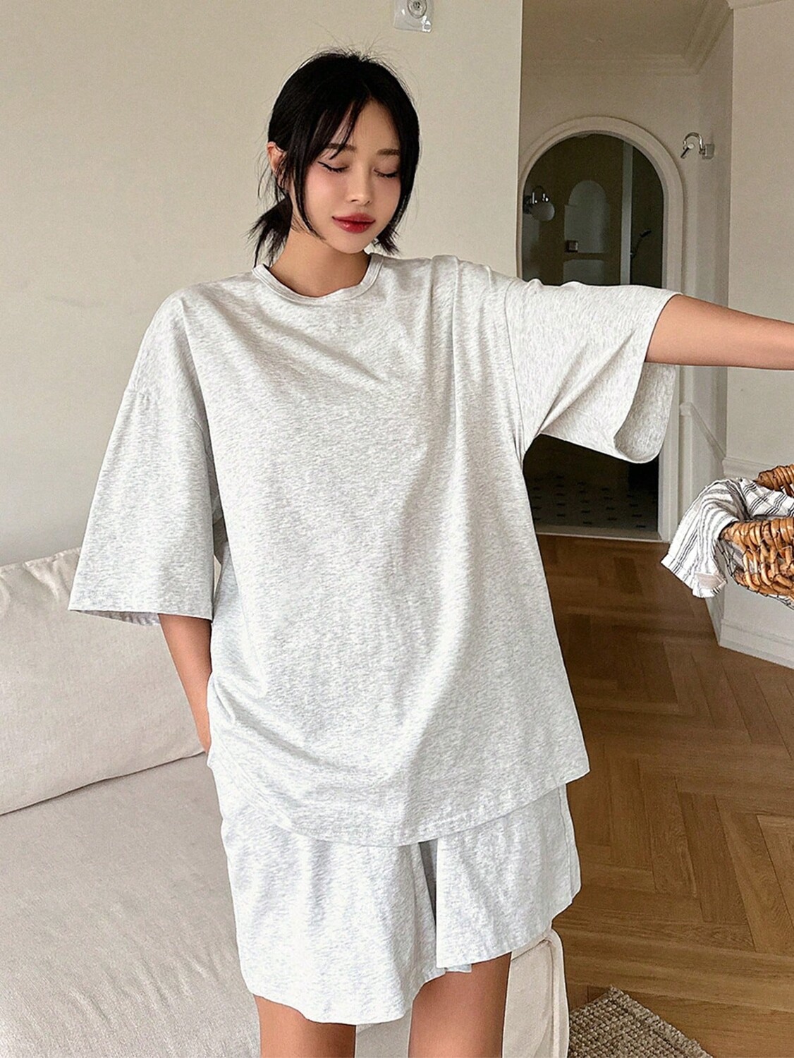 Женский комплект домашней одежды оверсайз с открытыми плечами, футболкой и шортами Dazy, светло-серый
Женский комплект домашней одежды оверсайз с открытыми плечами, футболкой и шортами Dazy, светло-серый
