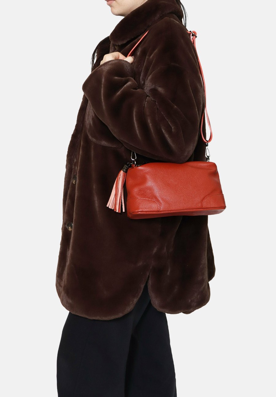 Сумка кросс-боди Chiara Ferretti Cross body bag, Mattone/Dark Red
Сумка кросс-боди Chiara Ferretti Cross body bag, Mattone/Dark Red