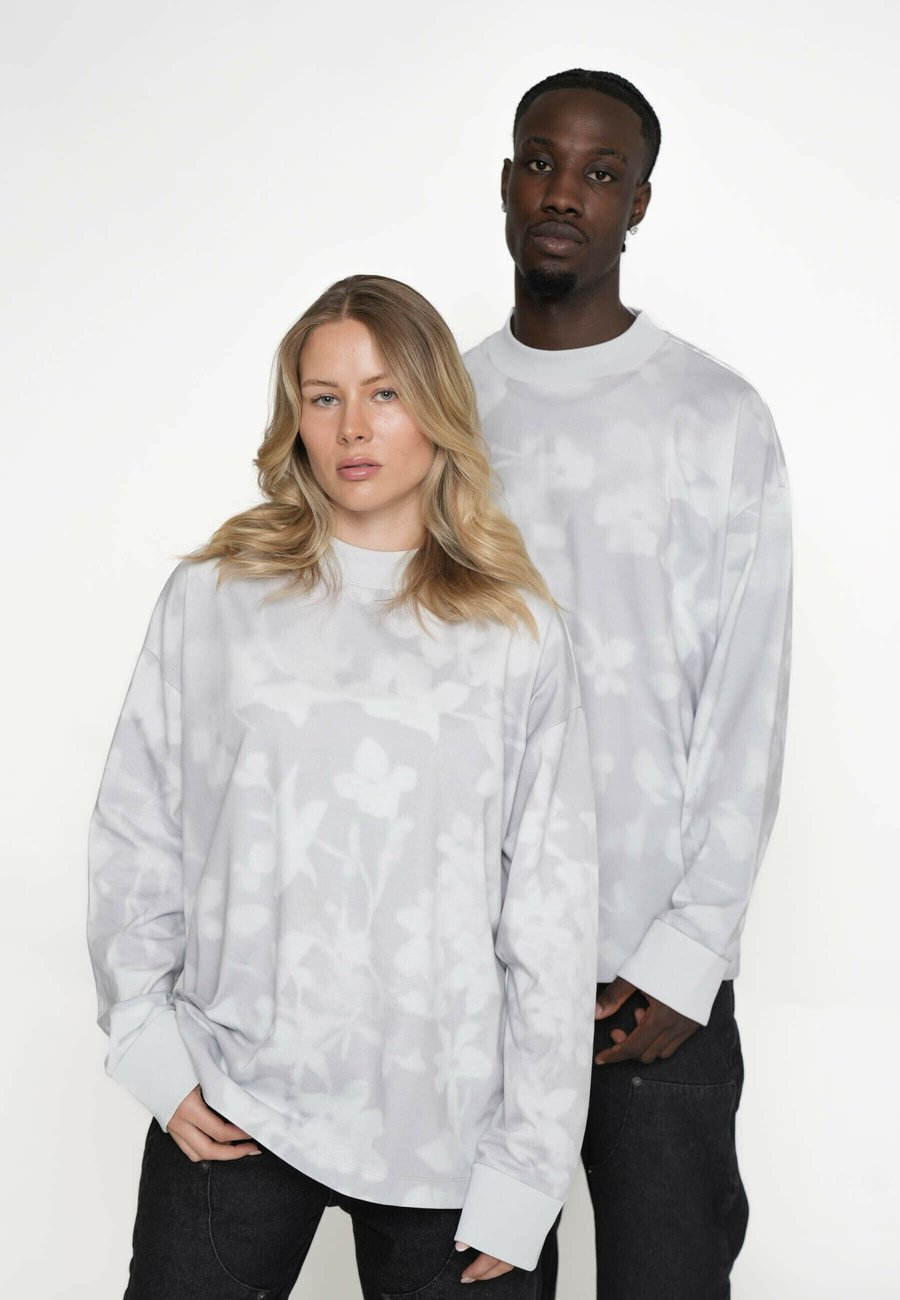 Топ Multiply Apparel OVERSIZE LONGSLEEVE FADED FLORAL, Vasporous Gray/Grey
Топ Multiply Apparel OVERSIZE LONGSLEEVE FADED FLORAL, Vasporous Gray/Grey