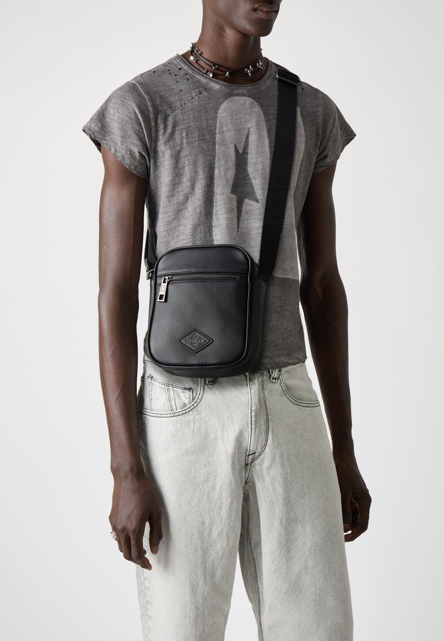 Сумка кросс-боди Replay ERNALDO RHOMBUS METAL LOGO CROSSBODY, Black
Сумка кросс-боди Replay ERNALDO RHOMBUS METAL LOGO CROSSBODY, Black