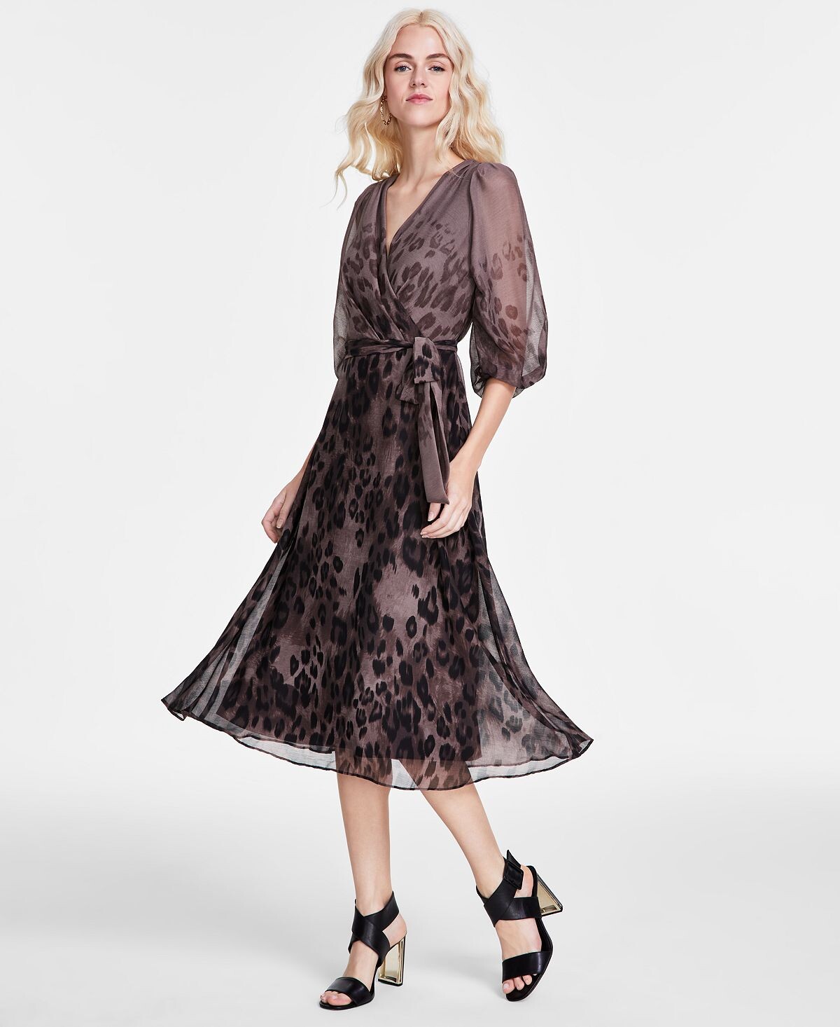 Женское платье с объемными рукавами и искусственным запахом с принтом DKNY
Женское платье с объемными рукавами и искусственным запахом с принтом DKNY