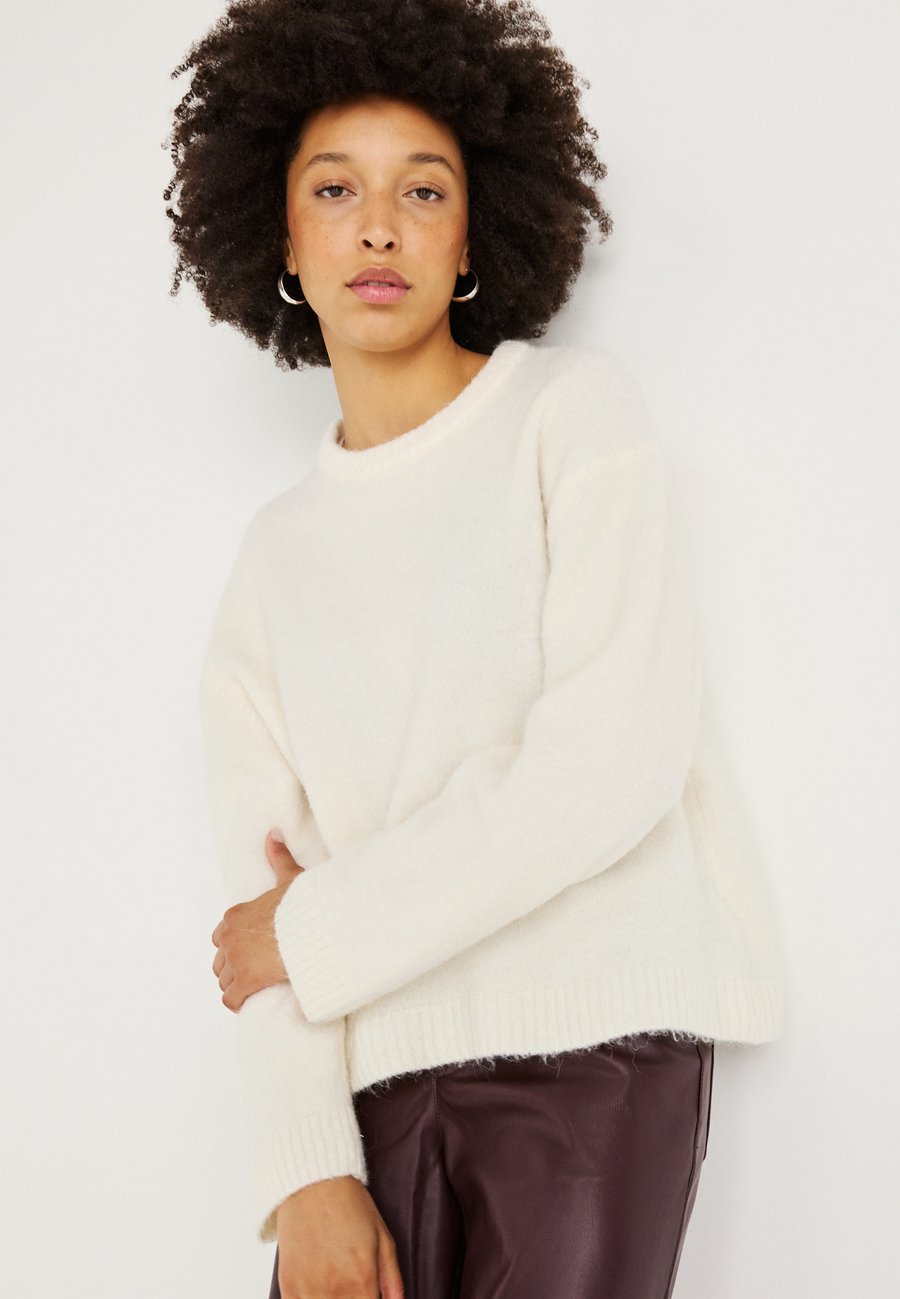 Джемпер Gina Tricot CREW NECK SWEATER, Gardenia/Off-White
Джемпер Gina Tricot CREW NECK SWEATER, Gardenia/Off-White