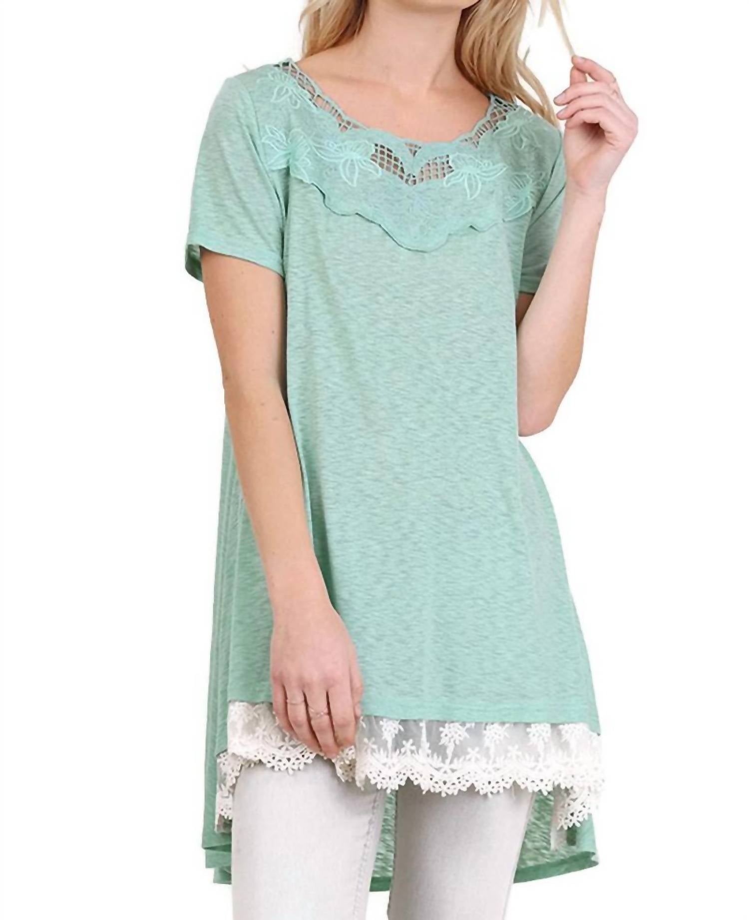 Шалфейная туника с цветочным кружевным крючком Umgee, Sage
Шалфейная туника с цветочным кружевным крючком Umgee, Sage