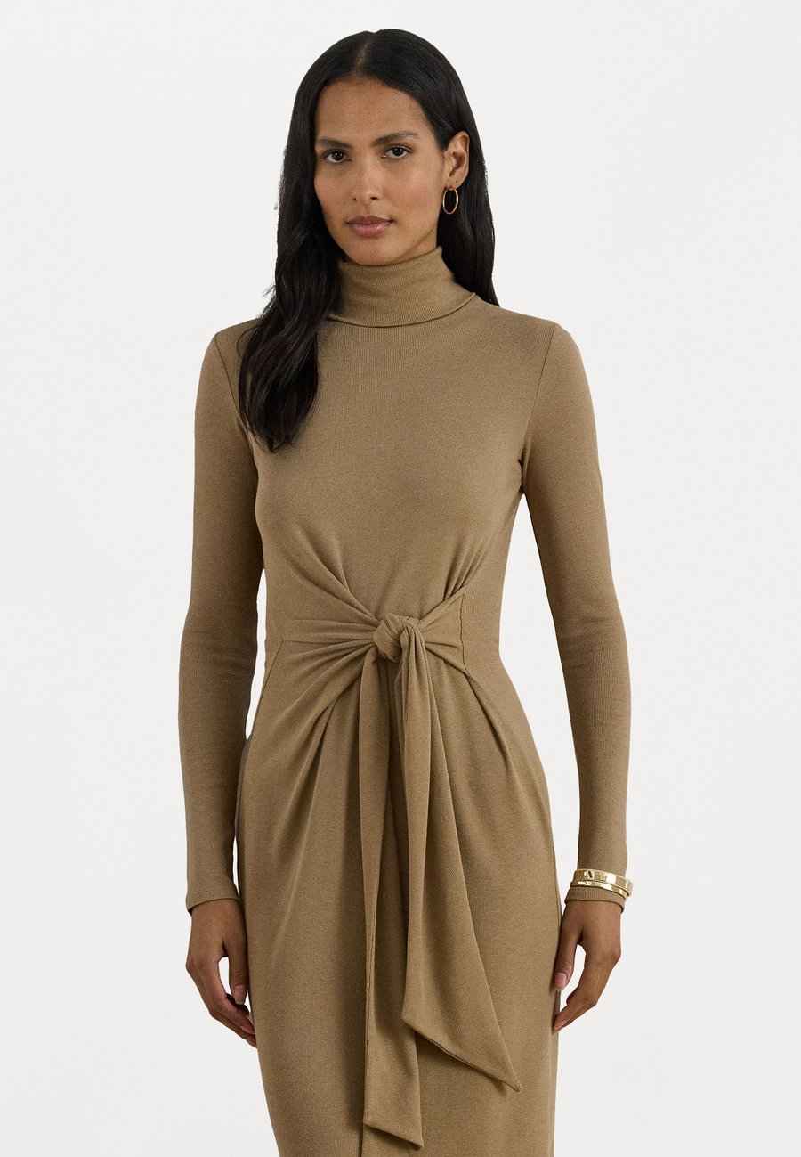 Платье Lauren Ralph Lauren TIE FRONT TURTLENECK DRESS, Classic Camel/Camel
Платье Lauren Ralph Lauren TIE FRONT TURTLENECK DRESS, Classic Camel/Camel