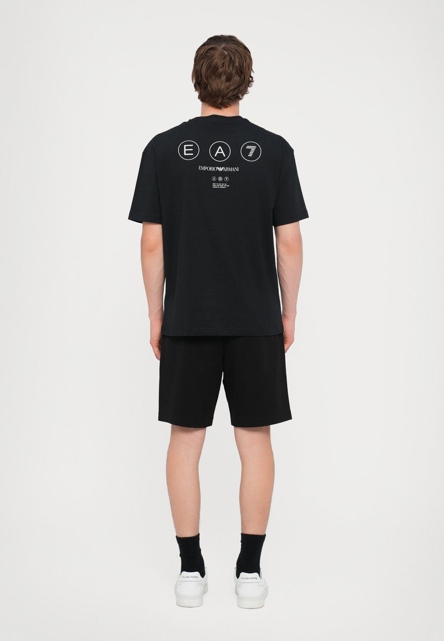 Футболка EA7 Emporio Armani TRAIN LOGO TEE UNISEX, Black/Silver Colored /Black, Черный, Футболка EA7 Emporio Armani TRAIN LOGO TEE UNISEX, Black/Silver Colored /Black
Футболка EA7 Emporio Armani TRAIN LOGO TEE UNISEX, Black/Silver Colored /Black, Черный, Футболка EA7 Emporio Armani TRAIN LOGO TEE UNISEX, Black/Silver Colored /Black