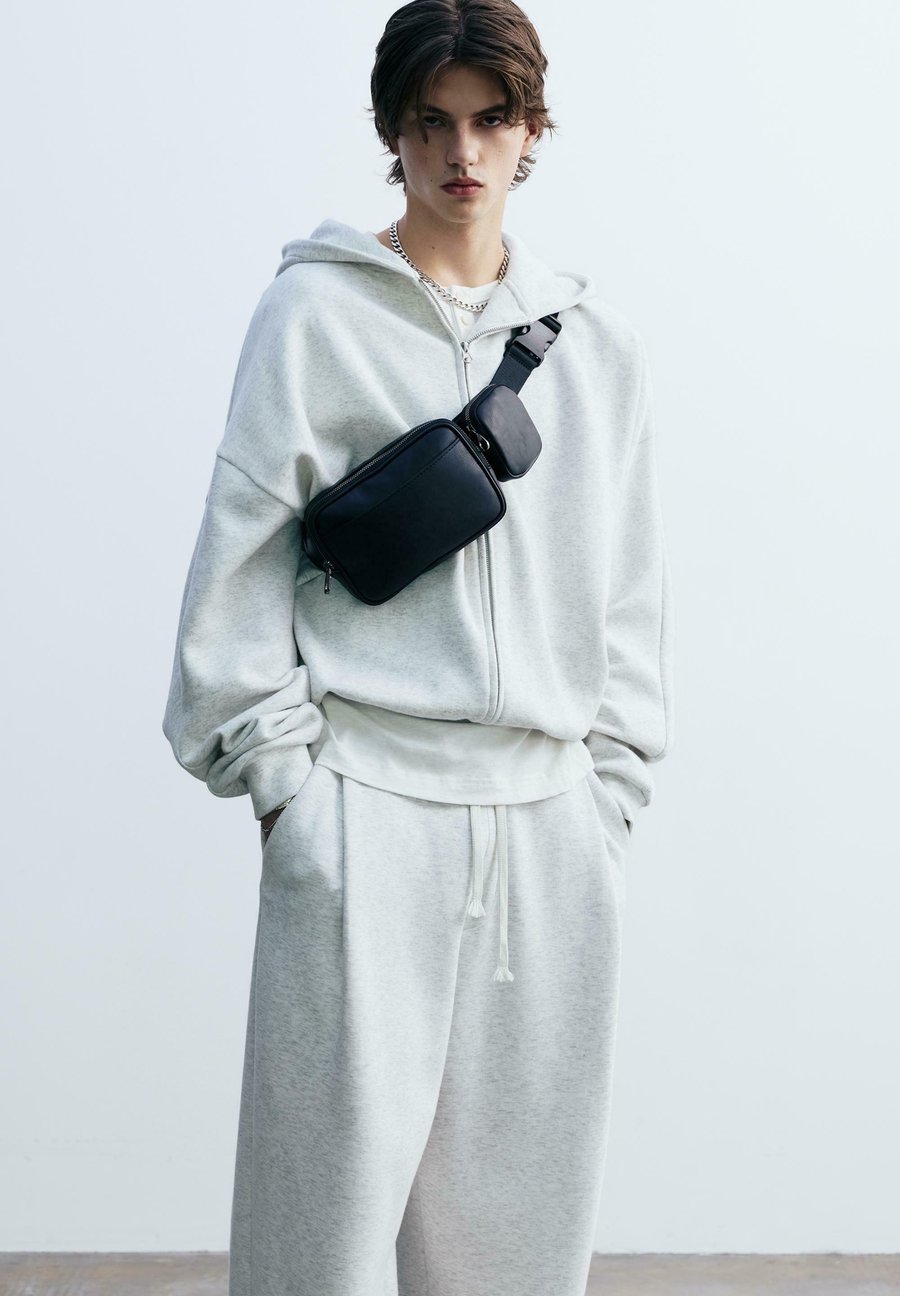 Сумка кросс-боди PULL&BEAR Cross body bag, Black
Сумка кросс-боди PULL&BEAR Cross body bag, Black