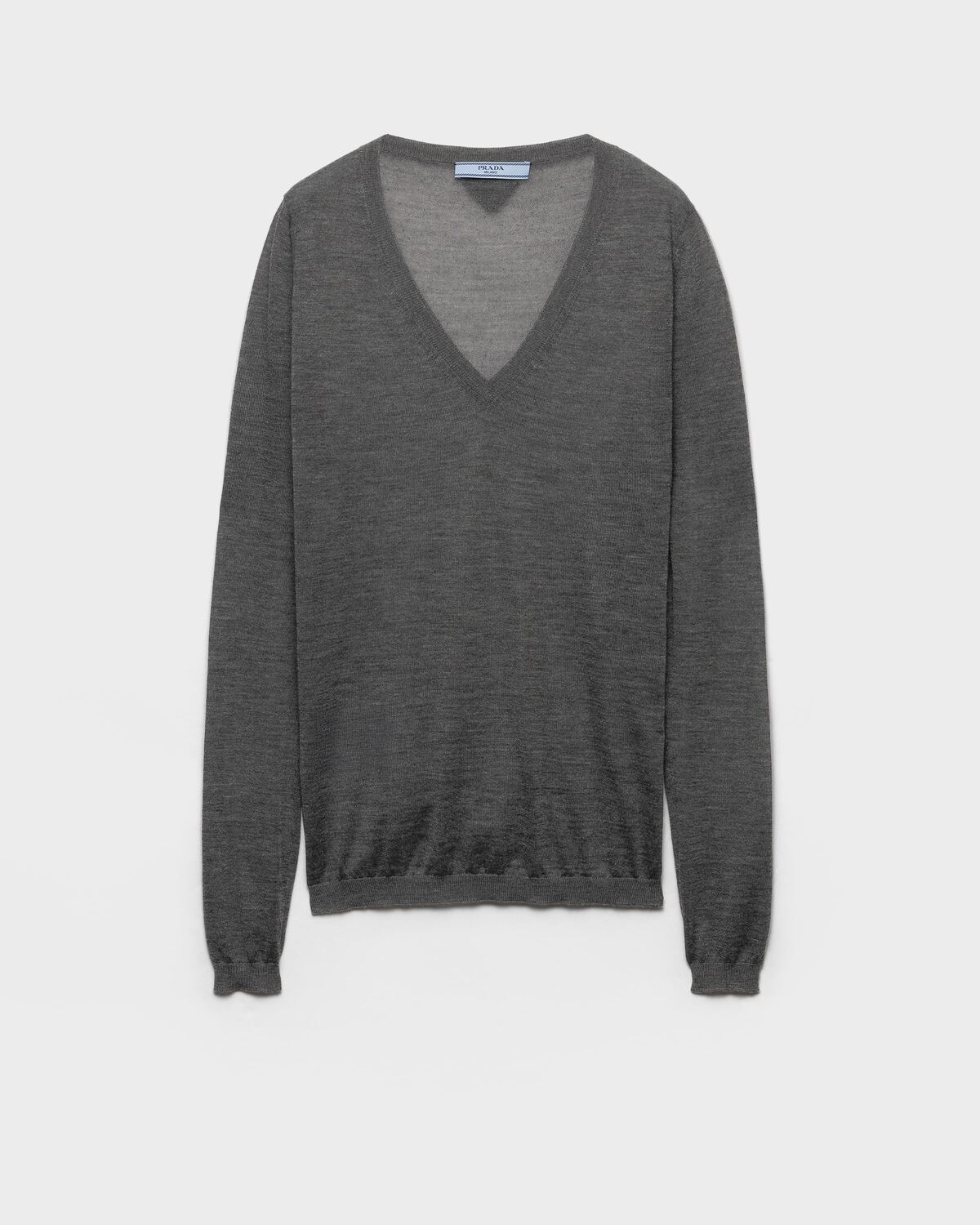 Кашемировый свитер с шелком и V-образным вырезом Prada, грифельно-серый
Кашемировый свитер с шелком и V-образным вырезом Prada, грифельно-серый