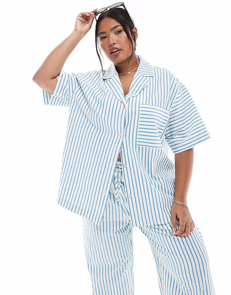 Рубашка из сирсакера Curve в синюю полоску Asos Design
Рубашка из сирсакера Curve в синюю полоску Asos Design