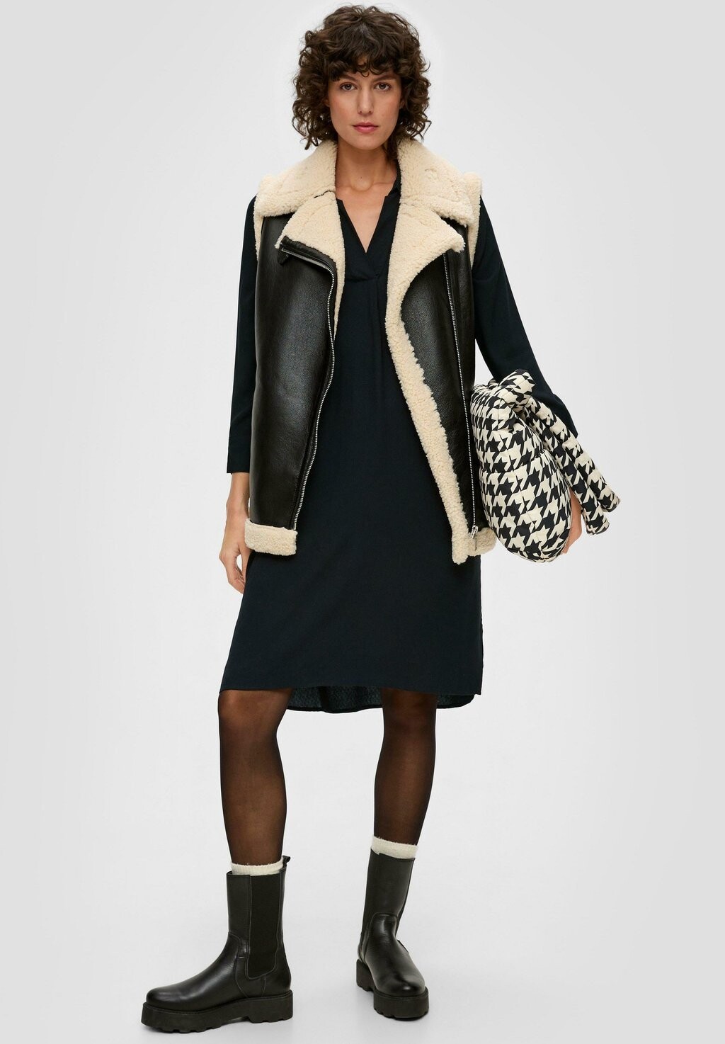 Повседневное платье MIDI s.Oliver, цвет schwarz
Повседневное платье MIDI s.Oliver, цвет schwarz