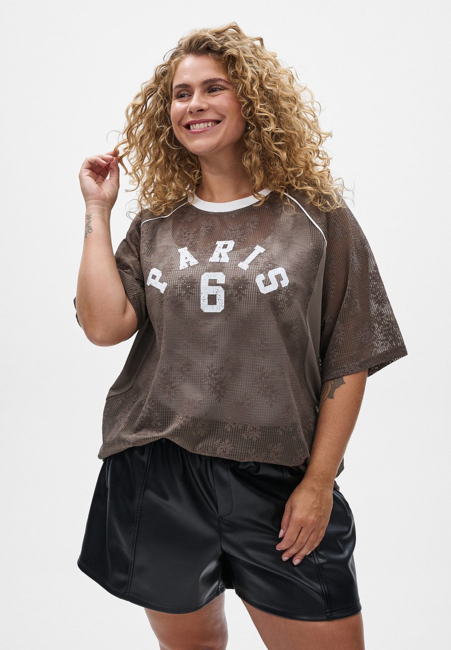 Футболка Zizzi Print T-shirt, Morel/Brown, Коричневый, Футболка Zizzi Print T-shirt, Morel/Brown
Футболка Zizzi Print T-shirt, Morel/Brown, Коричневый, Футболка Zizzi Print T-shirt, Morel/Brown