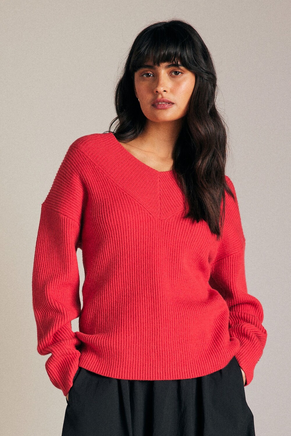 Свободный трикотажный джемпер с V образным вырезом в рубчик Next, красный
Свободный трикотажный джемпер с V образным вырезом в рубчик Next, красный