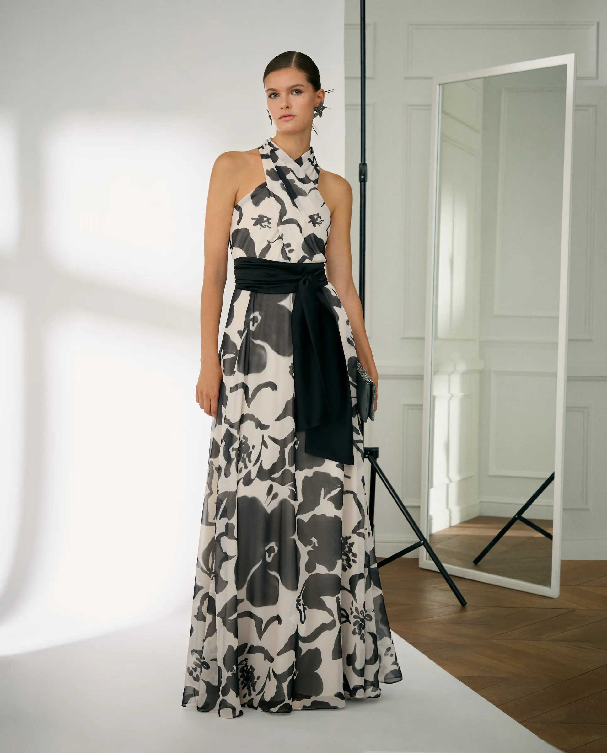 Длинное струящееся платье с воротником халтер Woman Fiesta El Corte Inglés, черный
Длинное струящееся платье с воротником халтер Woman Fiesta El Corte Inglés, черный