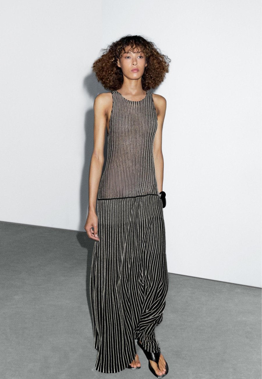 Платье Massimo Dutti LONG PLEATED WITH CREW NECK, Black
Платье Massimo Dutti LONG PLEATED WITH CREW NECK, Black