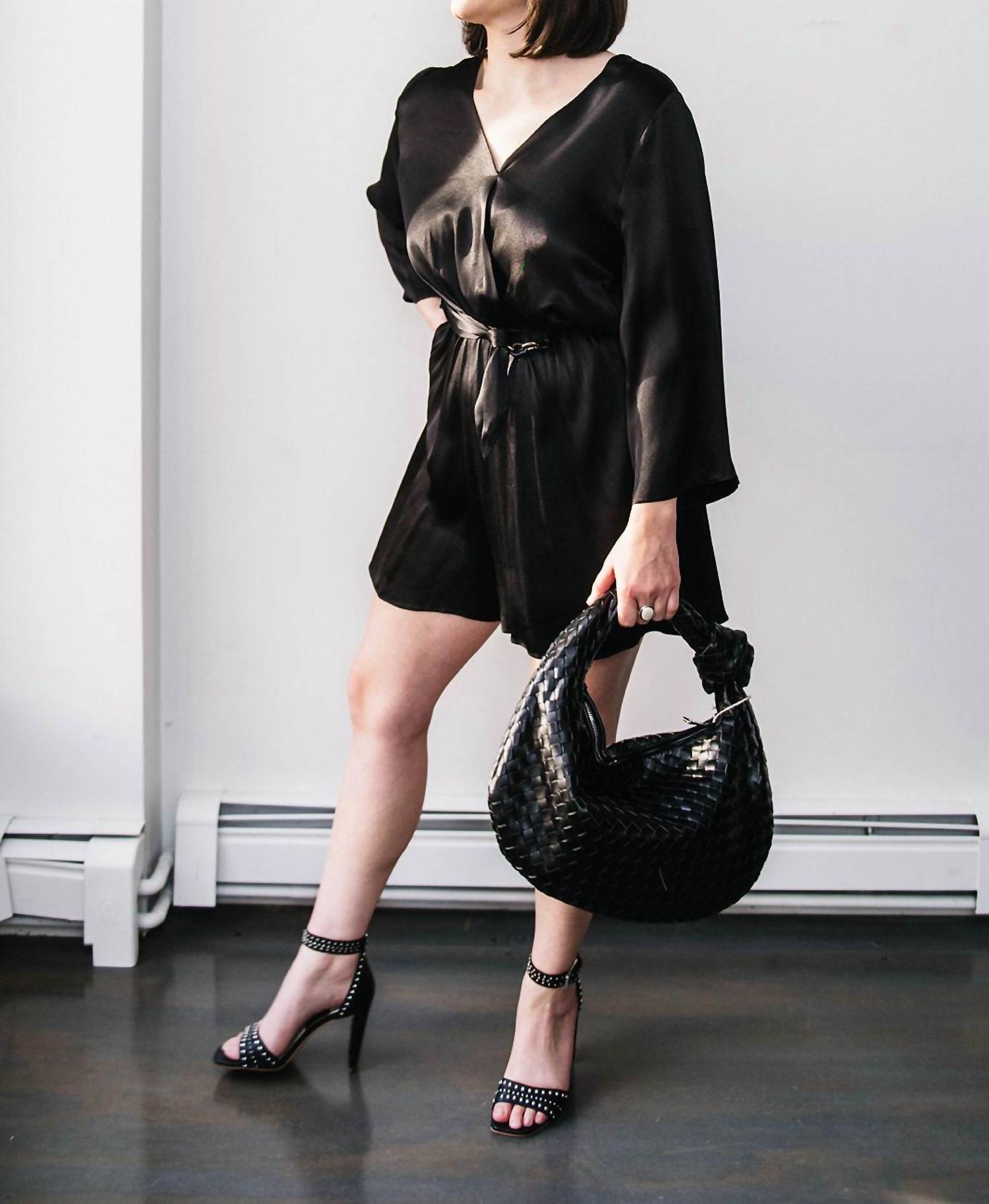 Черный атласный ромпер WithBlack
Черный атласный ромпер WithBlack