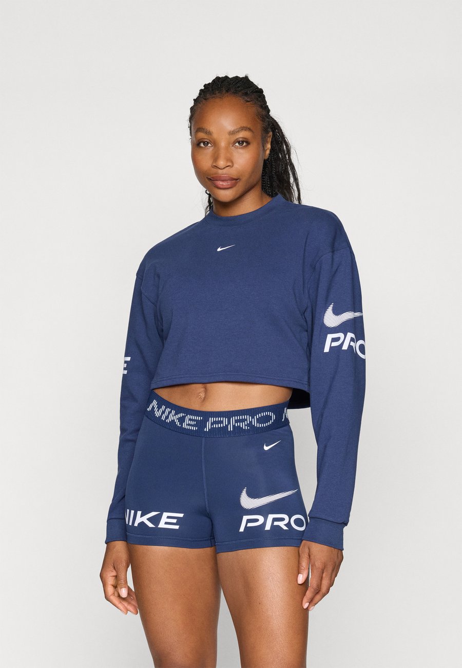 Толстовка Nike Performance CREW, Midnight Navy/Football Grey/White/Dark Blue
Толстовка Nike Performance CREW, Midnight Navy/Football Grey/White/Dark Blue