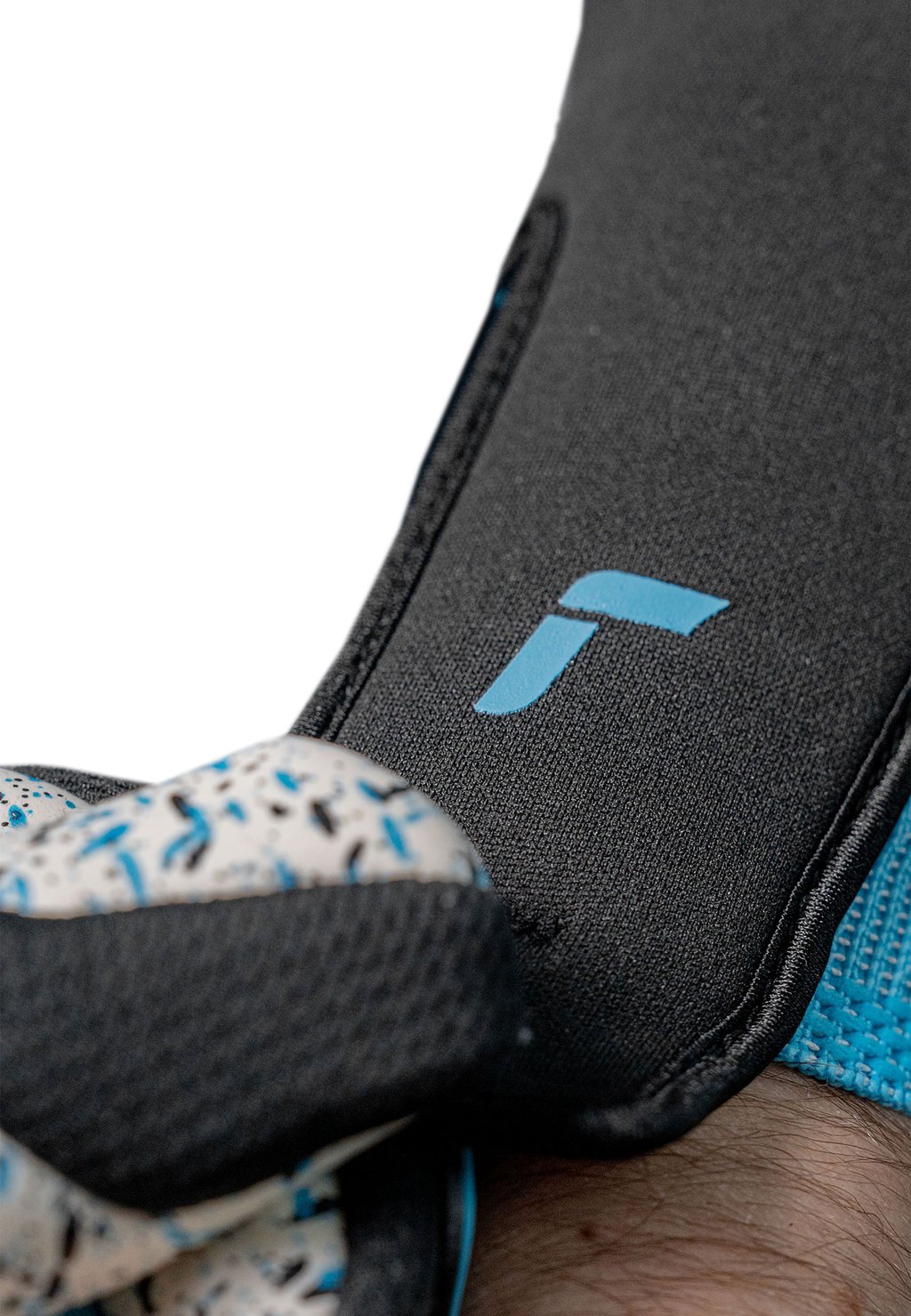 Вратарские перчатки ATTRAKT FREEGEL FUSION STRAPLESS Reusch, черный
Вратарские перчатки ATTRAKT FREEGEL FUSION STRAPLESS Reusch, черный