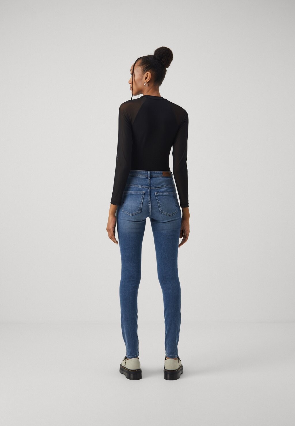 Приталенный фасон ONLY, джинсовая ткань среднего синего цвета Onlpaola
Приталенный фасон ONLY, джинсовая ткань среднего синего цвета Onlpaola