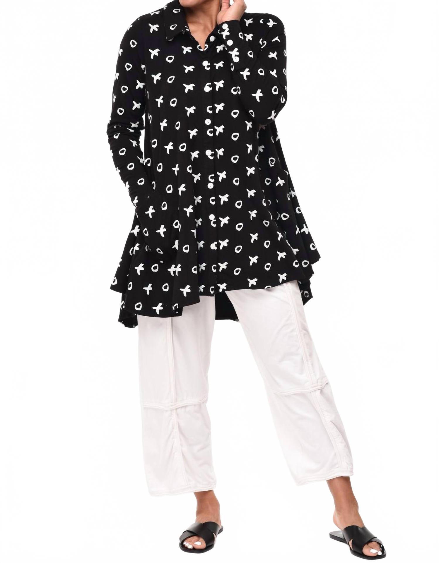 Лаурин тюник-рубашка на пуговицах в черном мини XO Tulip Clothing
Лаурин тюник-рубашка на пуговицах в черном мини XO Tulip Clothing