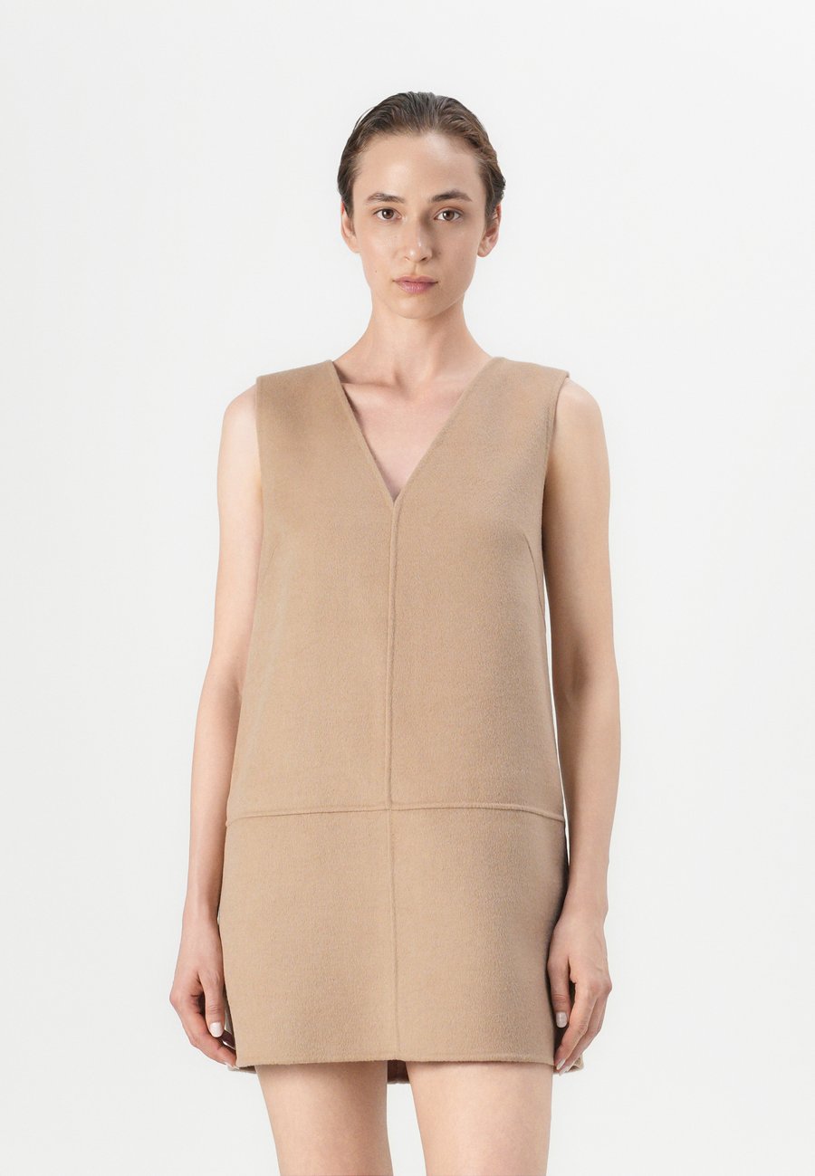 Платье Calvin Klein DOUBLEFACE V NECK MINI SHIFT, Amphora/Beige
Платье Calvin Klein DOUBLEFACE V NECK MINI SHIFT, Amphora/Beige