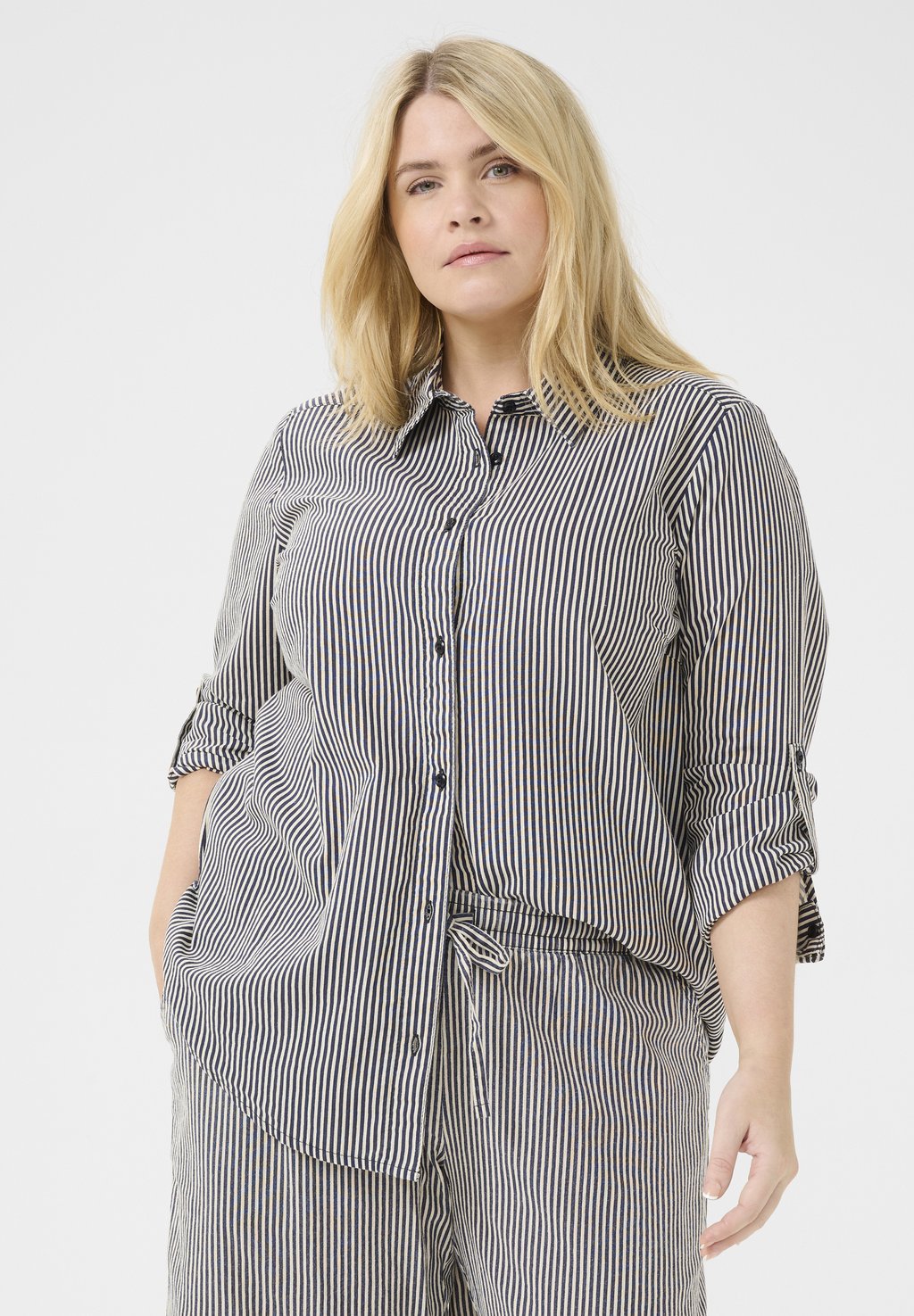 Блузка на пуговицах STRIPED Kaffe Curve, темно-синий
Блузка на пуговицах STRIPED Kaffe Curve, темно-синий