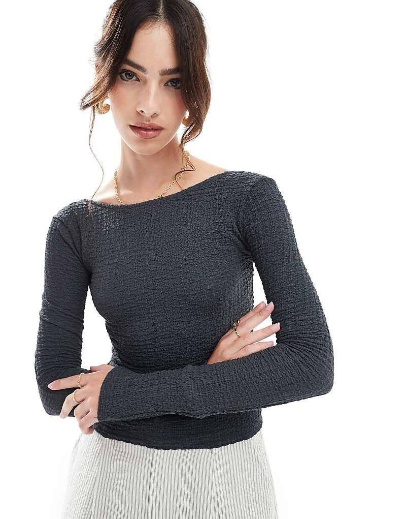 Pull&Bear – Серый структурированный топ с длинными рукавами и вырезом сзади
Pull&Bear – Серый структурированный топ с длинными рукавами и вырезом сзади