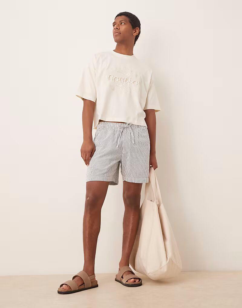 Abercrombie & Fitch свободные шорты из сирсакера в синюю полоску
Abercrombie & Fitch свободные шорты из сирсакера в синюю полоску