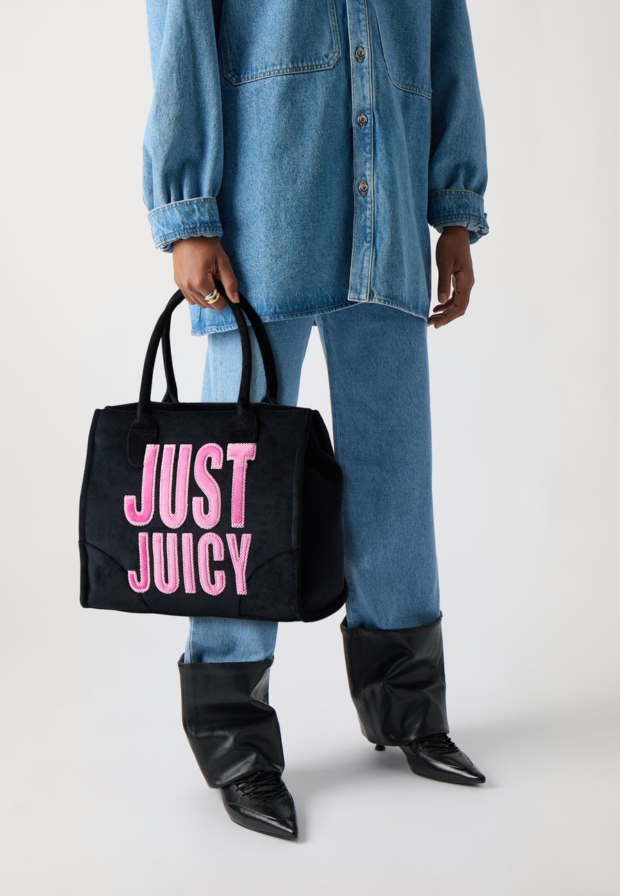 Сумка-шоппер Juicy Couture IRIS PATCH LARGE , Black
Сумка-шоппер Juicy Couture IRIS PATCH LARGE , Black