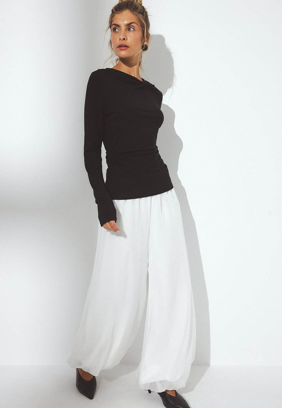 Топ NA-KD SOFT LINE TWISTED, Black
Топ NA-KD SOFT LINE TWISTED, Black