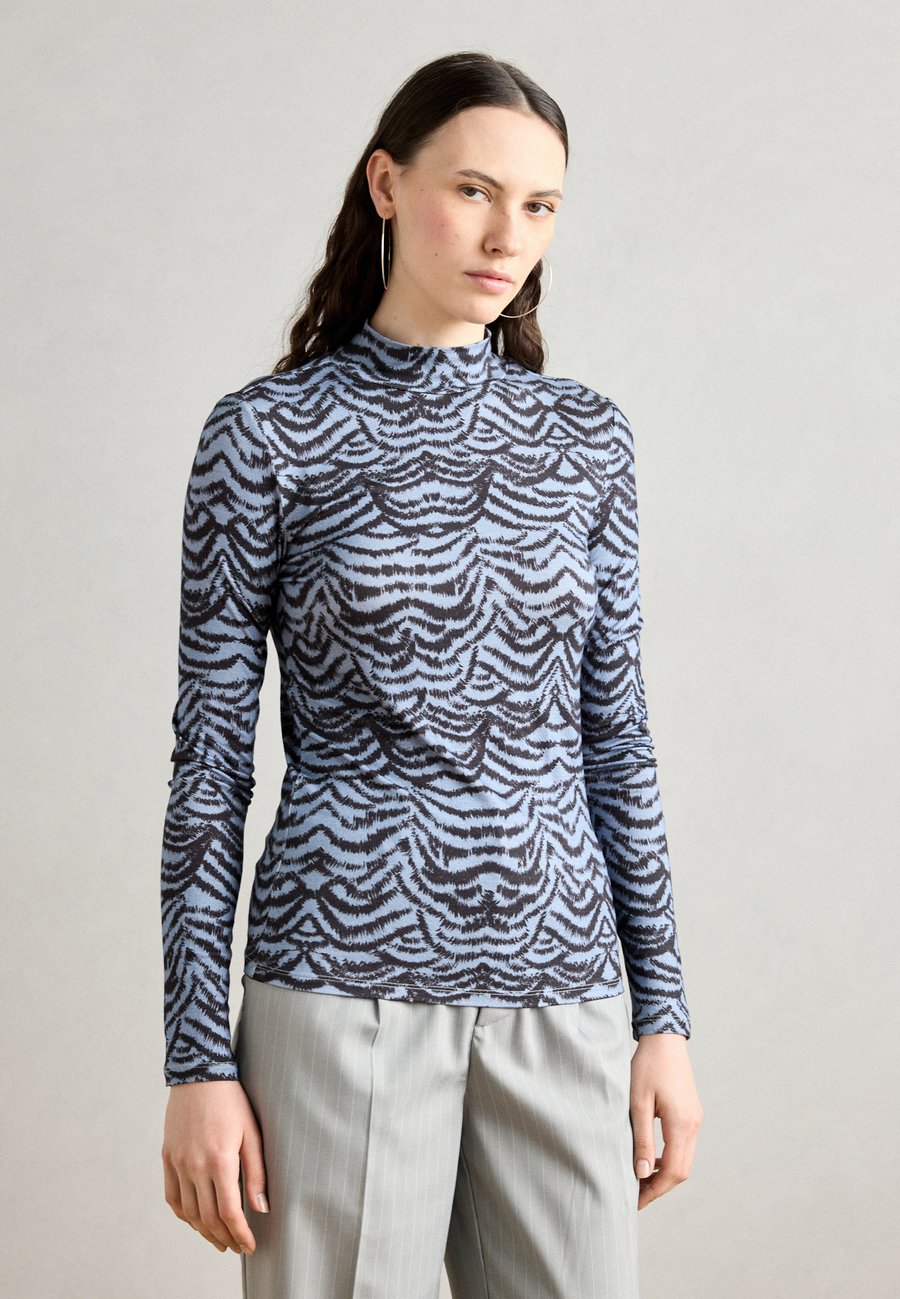 Топ Scotch & Soda ALL OVER PRINTED MOCK NECK LONG SLEEVE, Blue
Топ Scotch & Soda ALL OVER PRINTED MOCK NECK LONG SLEEVE, Blue