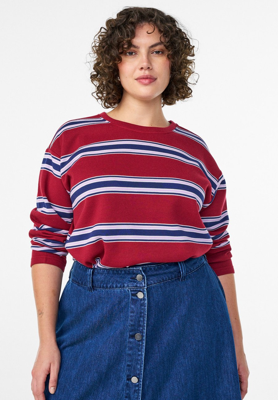 Топ Zizzi MIT BREITEN STREIFEN, Rhubarb W. Stripes/Red
Топ Zizzi MIT BREITEN STREIFEN, Rhubarb W. Stripes/Red