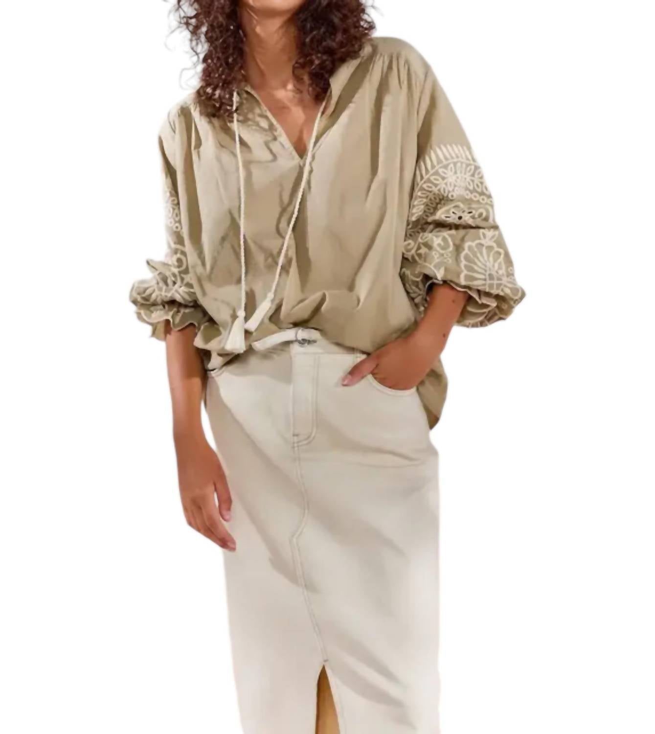 Топ с вышивкой на рукавах цвета зеленой чечевицы Summum
Топ с вышивкой на рукавах цвета зеленой чечевицы Summum