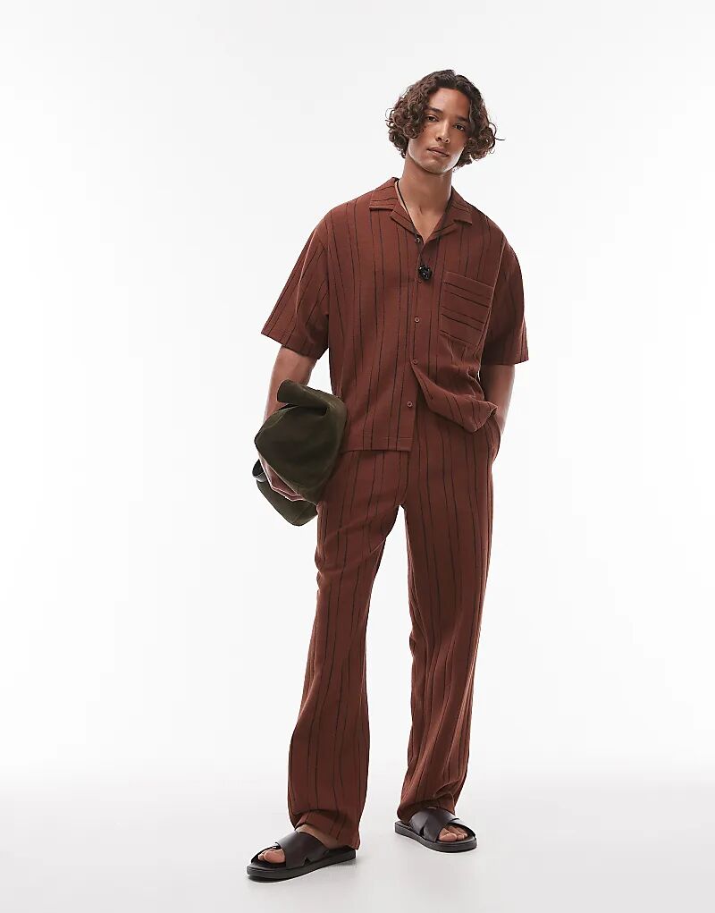 Брюки-джоггеры Topman прямого кроя с текстурированной полоской коричневого цвета
Брюки-джоггеры Topman прямого кроя с текстурированной полоской коричневого цвета