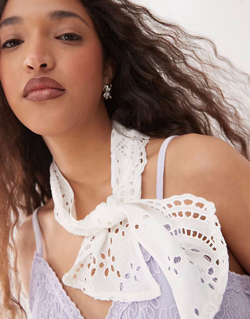 Восстановленный винтажный шейный платок с белой вышивкой Reclaimed Vintage
Восстановленный винтажный шейный платок с белой вышивкой Reclaimed Vintage