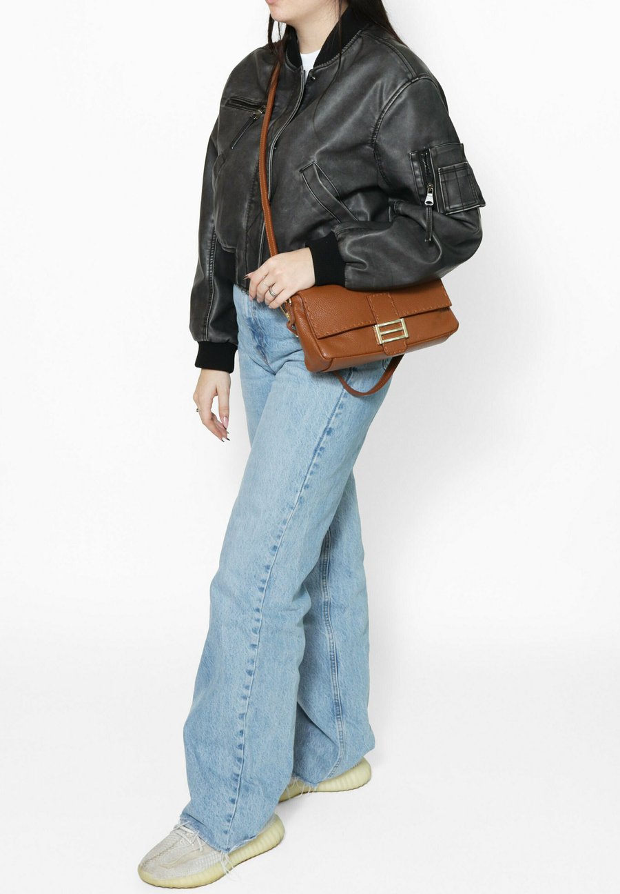 Сумка Chiara Ferretti SHOULDER, D Cuoio/Cognac
Сумка Chiara Ferretti SHOULDER, D Cuoio/Cognac