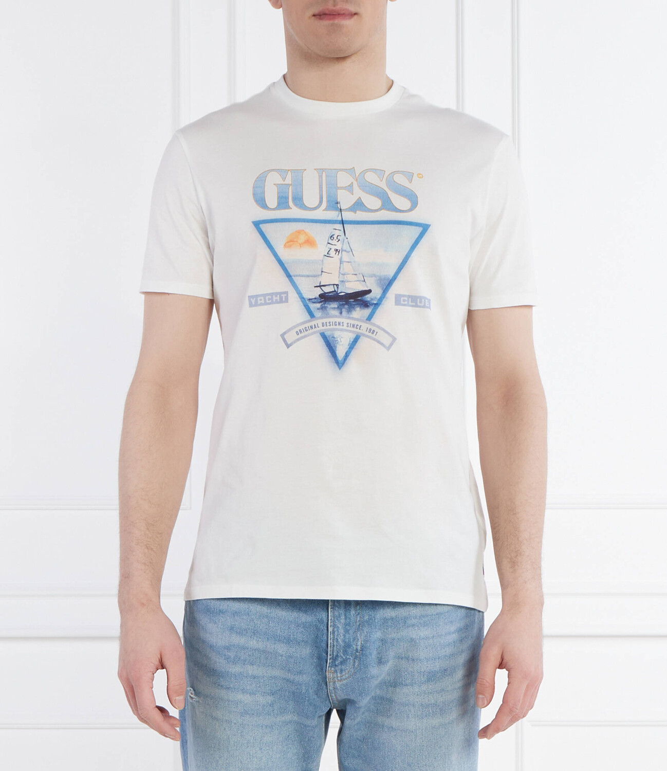 Футболка GUESS Regular Fit, белый 
Футболка GUESS Regular Fit, белый