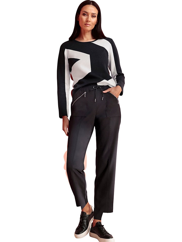 Черные спортивные штаны Heine
Черные спортивные штаны Heine