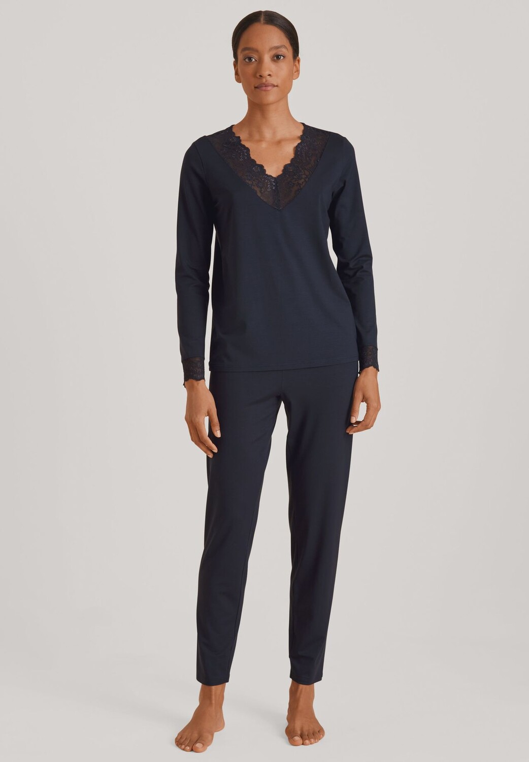 Женская кружевная пижама Elegant Dreams с V-образным вырезом CALIDA, цвет Dark Lapis
Женская кружевная пижама Elegant Dreams с V-образным вырезом CALIDA, цвет Dark Lapis